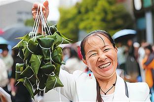 前裁判：两粒点球都对西班牙有利，从球员摔倒看显然是不正确判罚