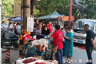 周琦&徐杰同天生日！俱乐部门口球迷给设计的生日物料很秀？